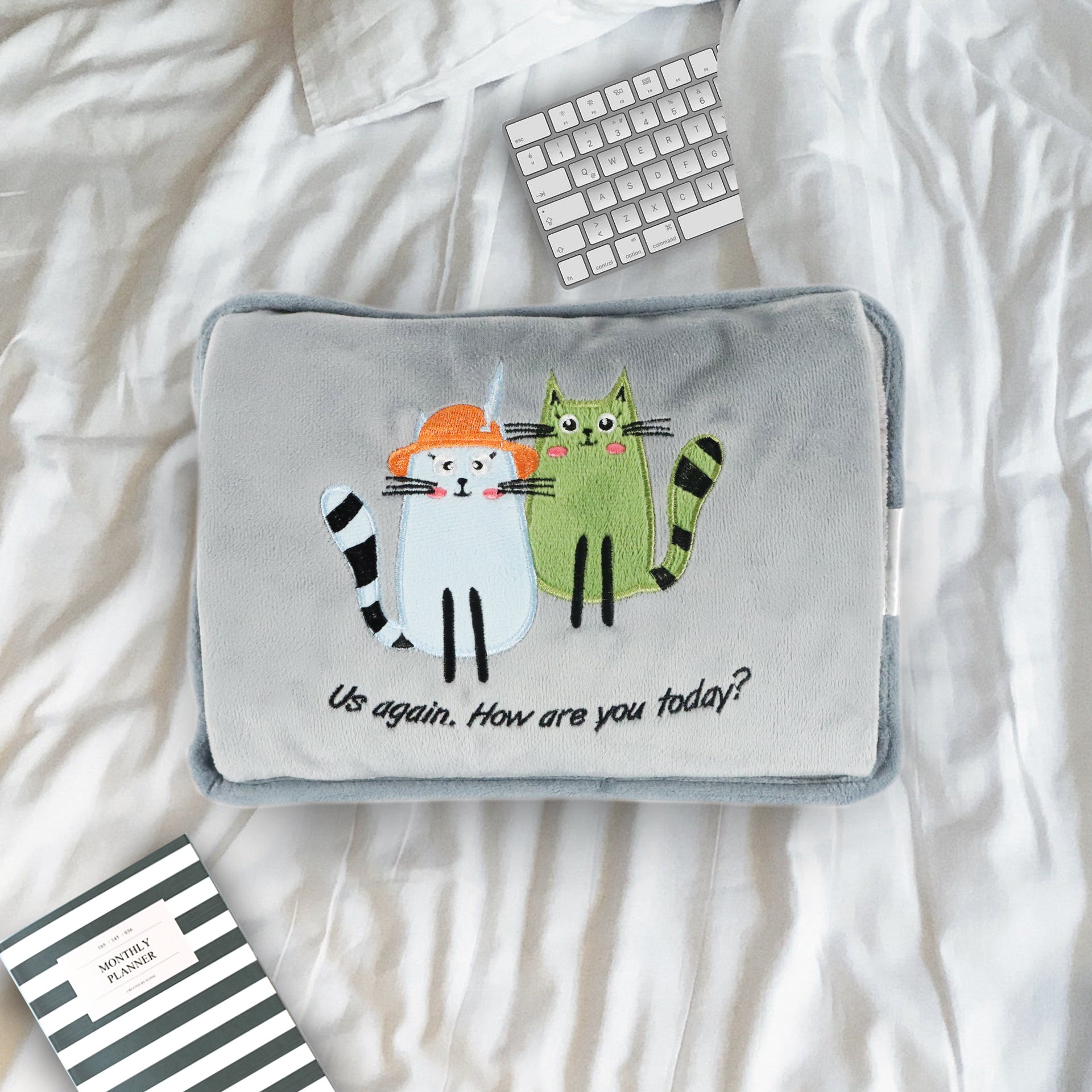 Biggdesign Cats Greeting Katze Elektrische Wärmflasche mit plüschigem Katzenmotiv, ideal für Wärme und Schmerzlinderung.